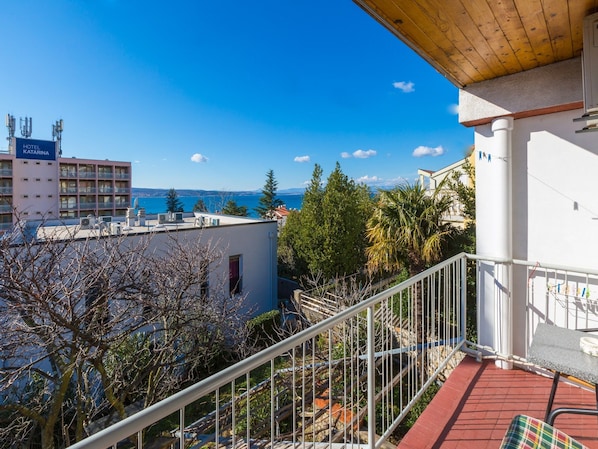 A hotel named Katarina with a view of the sea and mountains in the background. - Apartment Kruno (Crikvenica)
