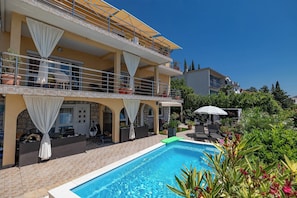 Una piscina al aire libre