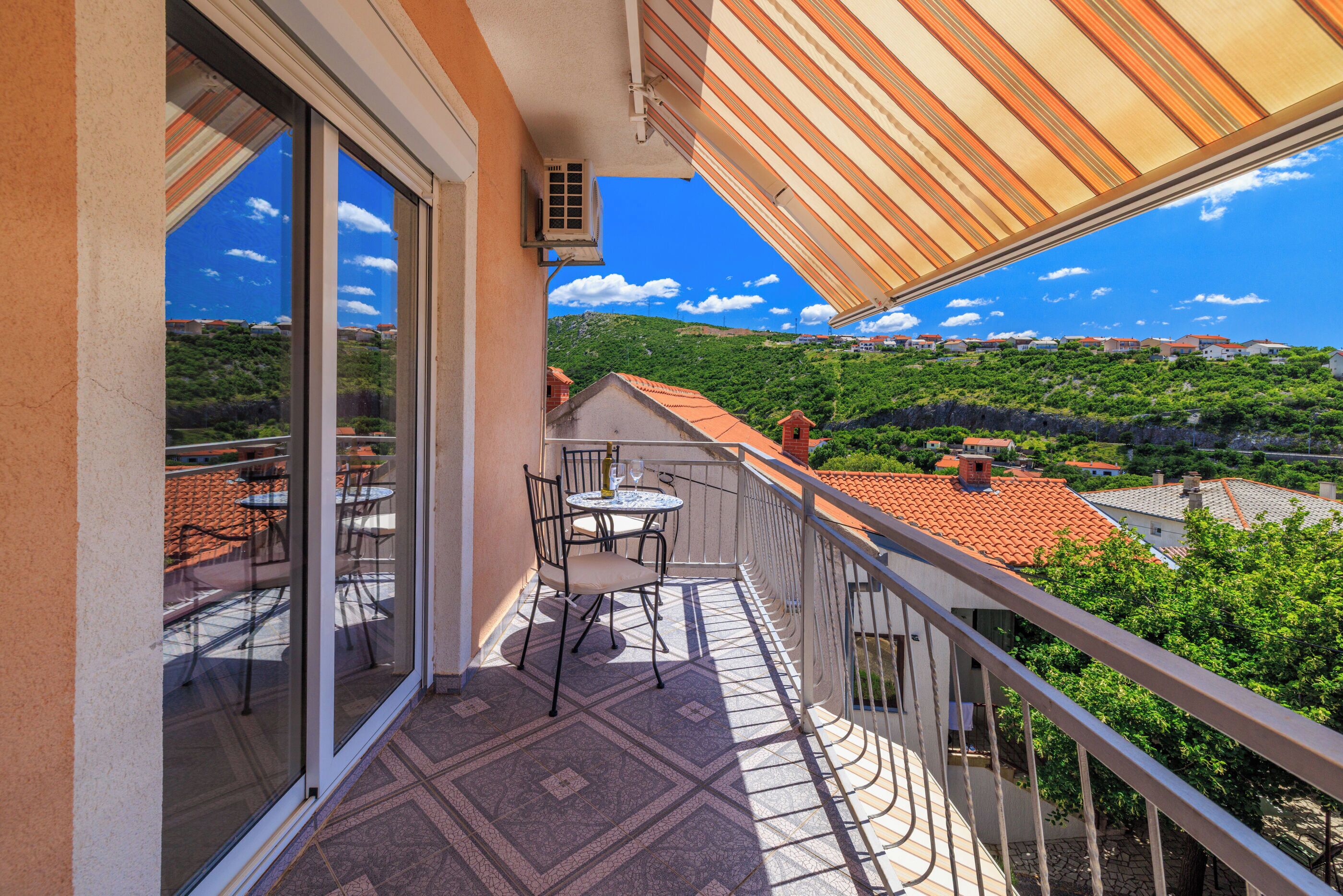 Room (S1) | Property grounds