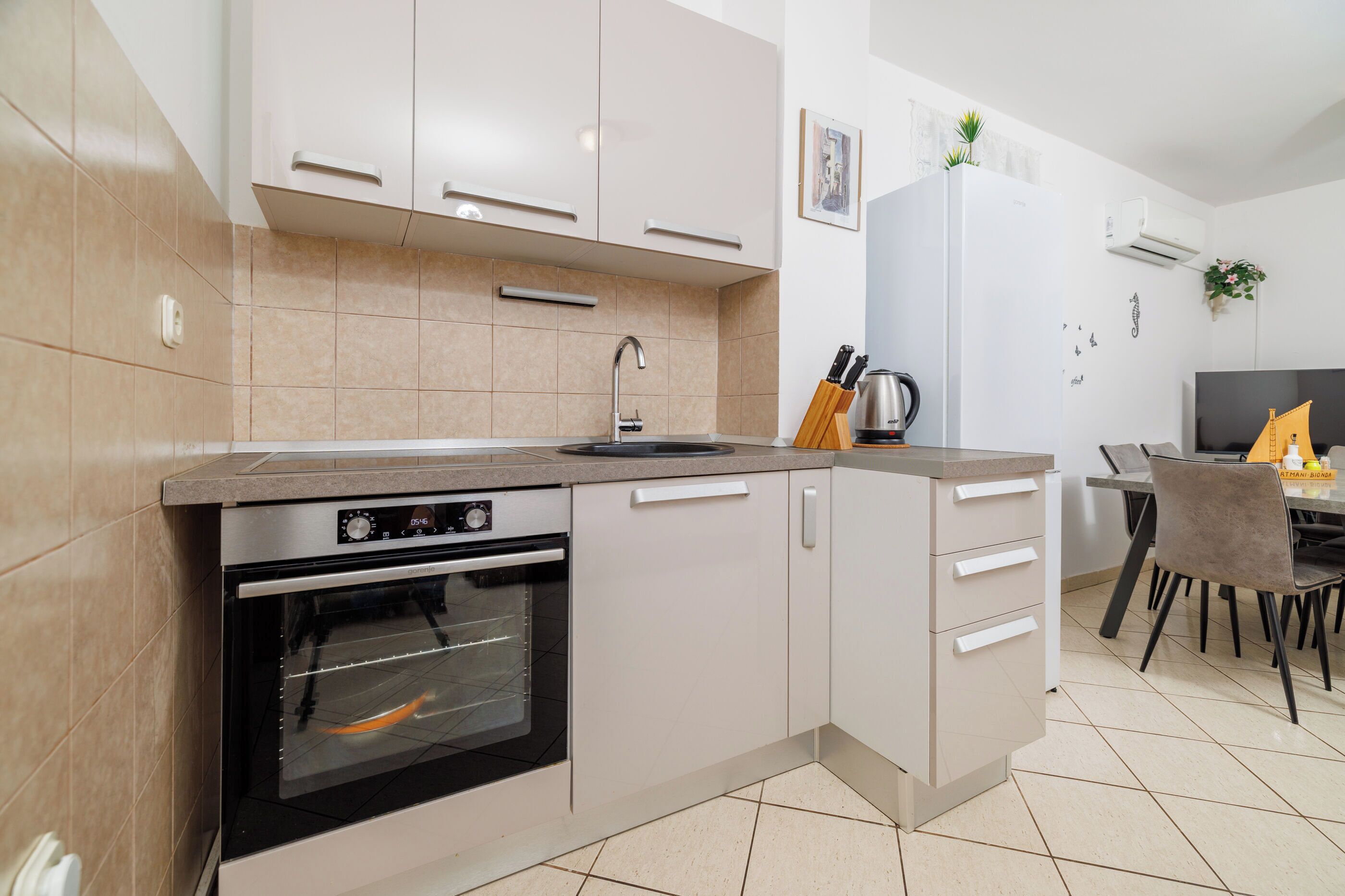 Departamento (A2) | Cocina privada | Refrigerador, microondas, parrilla de estufa y tetera eléctrica 