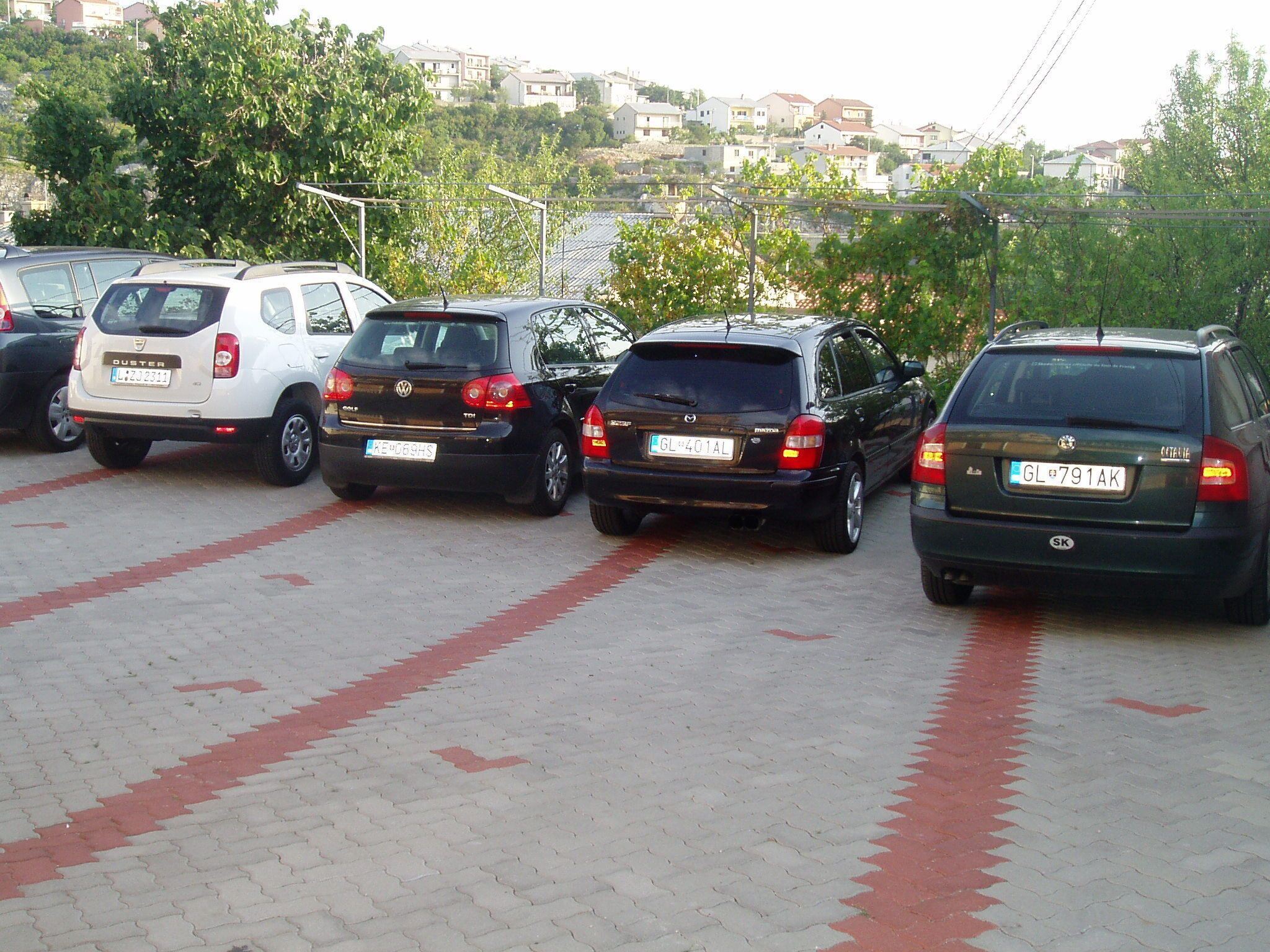 Um estacionamento com vários carros estacionados em fileiras.