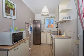 Apartamento (A1) | Cocina privada | Frigorífico, placa de cocina y hervidor eléctrico