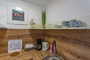 Habitación (S1) | Cocina privada | Frigorífico, placa de cocina y hervidor eléctrico