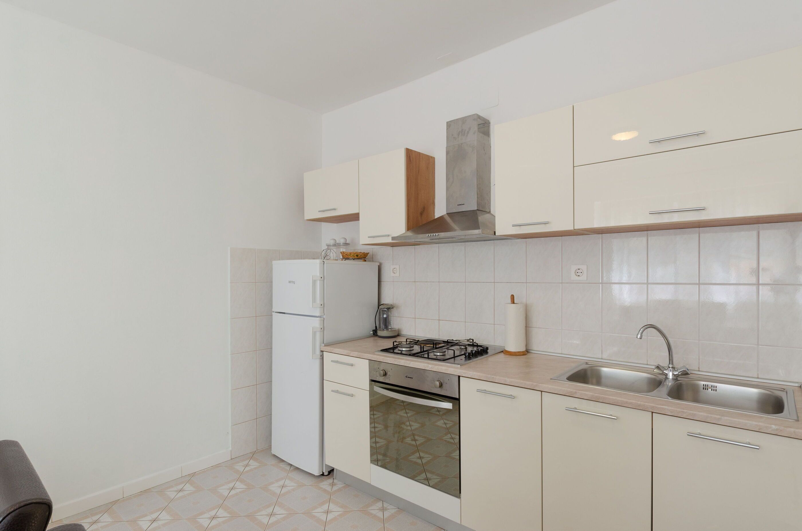 Apartment (A3) | Private kitchen | Fridge, oven, stovetop, cookware/dishes/utensils