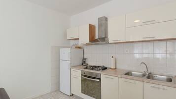 Apartment (A3) | Private kitchen | Fridge, oven, stovetop, cookware/dishes/utensils