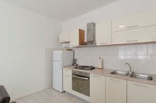 Refrigerador, horno, placa de cocina, utensilios de cocina
