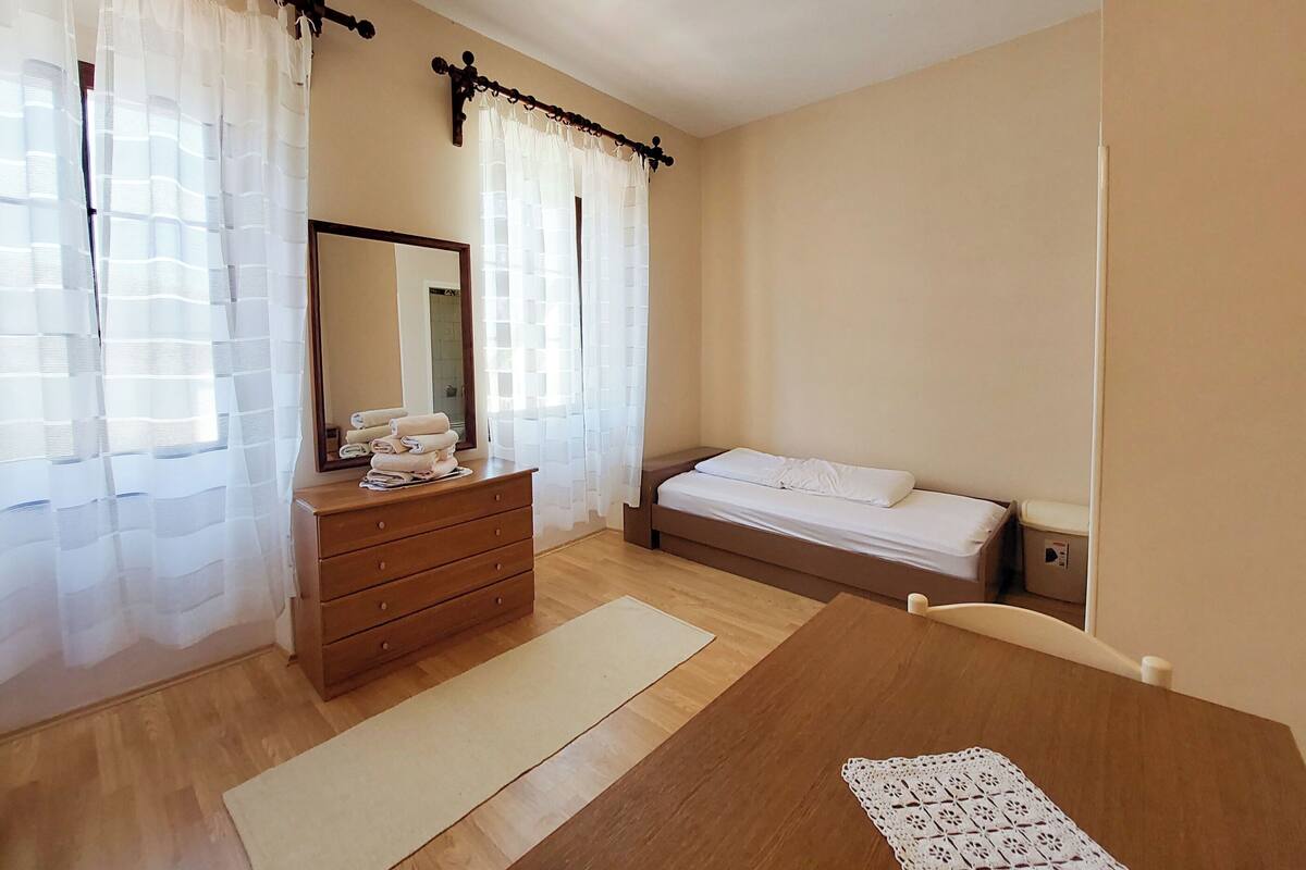 Room (S1) | Interior