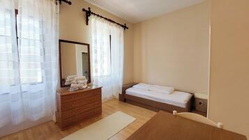 Room (S1) | Interior