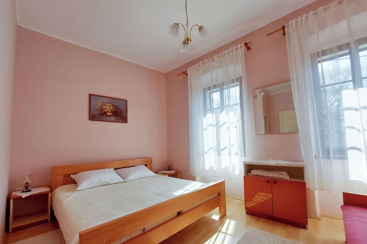 Room (S2) | WiFi (free)