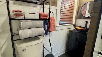 Sèche-cheveux, serviettes fournies, papier toilette