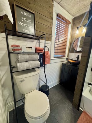 Hiustenkuivaaja, pyyhkeet, vessapaperi