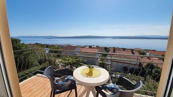 Studio (A2) | Quang cảnh mặt nước