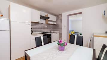 Apartment (A2) | Eigene Küche | Kühlschrank, Ofen, Herdplatte, Espressomaschine