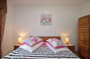 Room (S2)