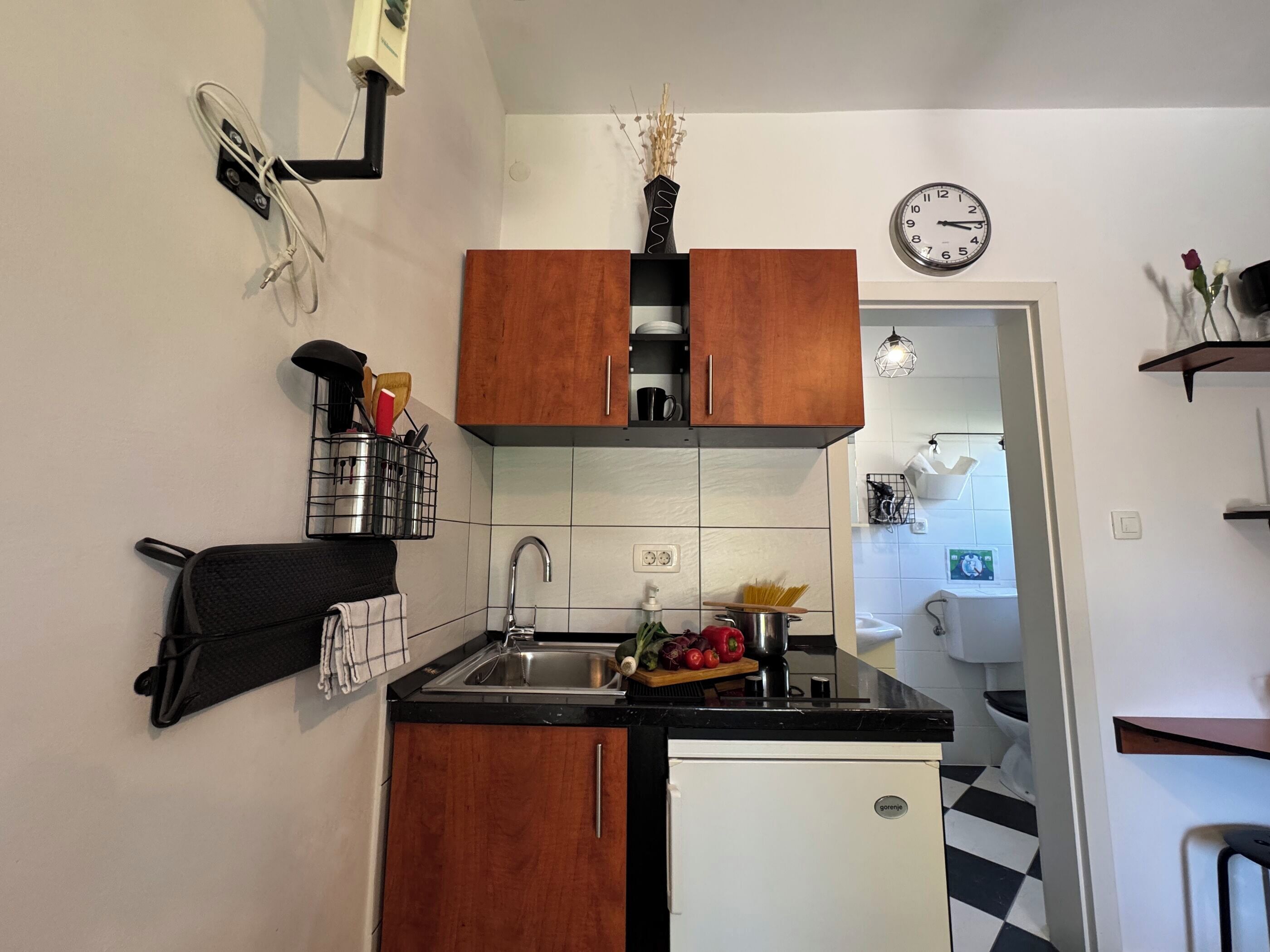 Habitación (S1) | Cocina privada | Frigorífico, placa de cocina y hervidor eléctrico