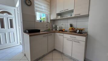 Apartamento (A2) | Cocina privada | Frigorífico, placa de cocina y hervidor eléctrico