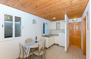 Casa | Cozinha privada | Geladeira, cooktop, talheres/pratos/utensílios de cozinha, freezer