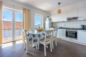 Private kitchen - Apartments Trossana (Crikvenica)