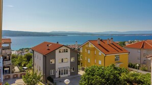 Un borgo costiero con edifici che si affacciano su un tratto d'acqua.