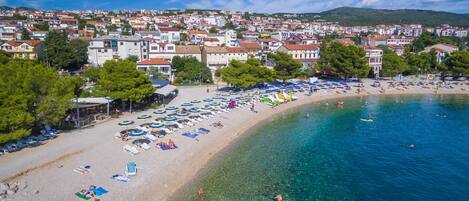 Una spiaggia nelle vicinanze
