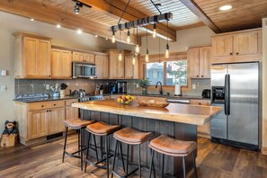 Fridge, microwave, oven, stovetop - Waterford 22 | Pet Friendly | Walk To Slopes | Pool (Steamboat Springs)