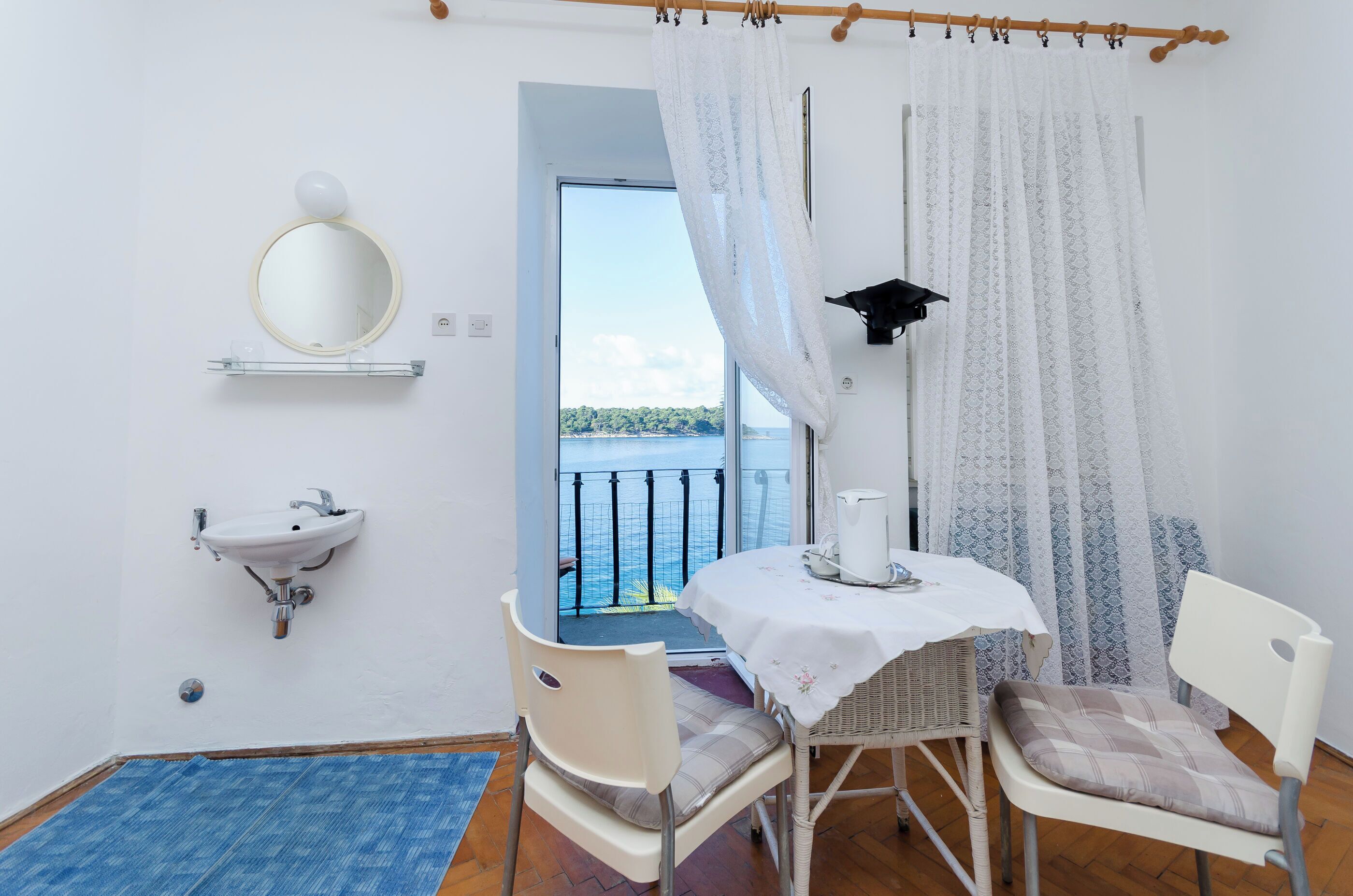 Room (S1) | Interior