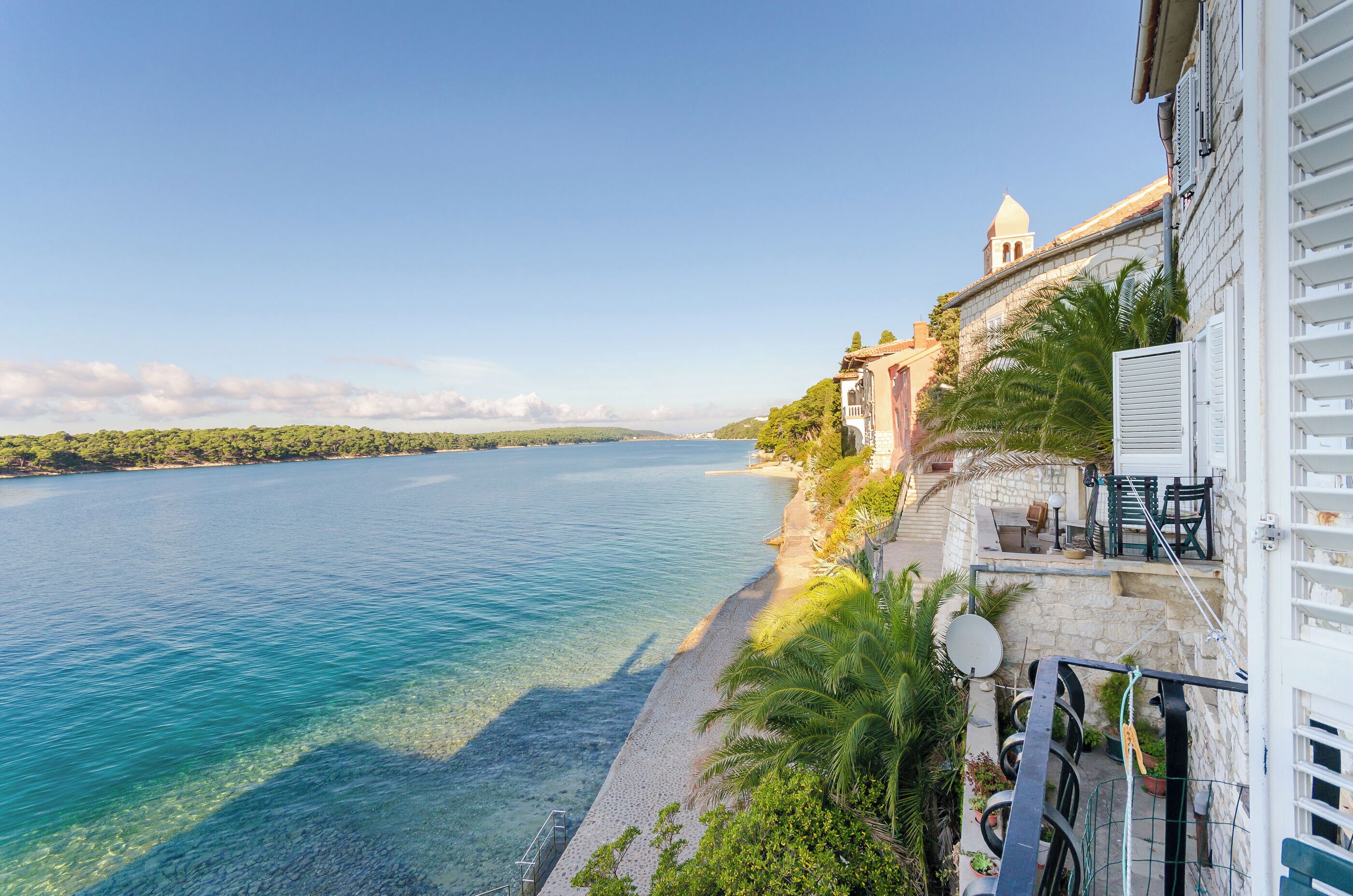 Rom (S2) | Utsikt mot vann