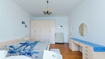 Room (S1) | Interior