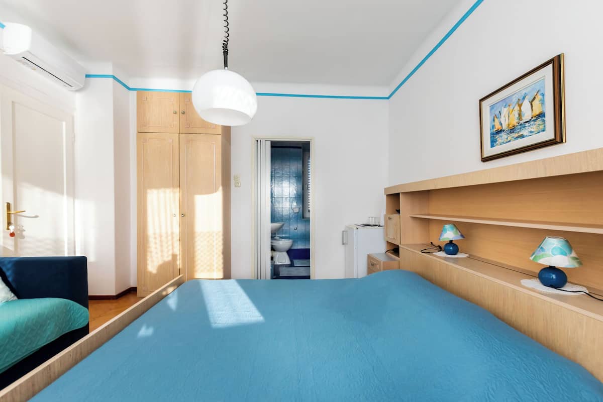 Room (S1) | Free WiFi