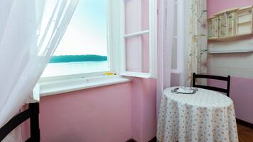 Room (S2) | Interior