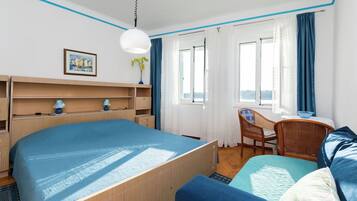 Room (S1) | Interior