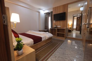 Desk, laptop workspace, blackout drapes, free WiFi - Royal Greens (Sikar)