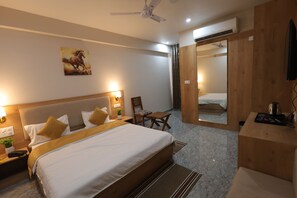 Desk, laptop workspace, blackout drapes, free WiFi - Royal Greens (Sikar)