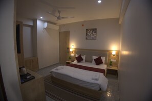 Desk, laptop workspace, blackout drapes, free WiFi - Royal Greens (Sikar)