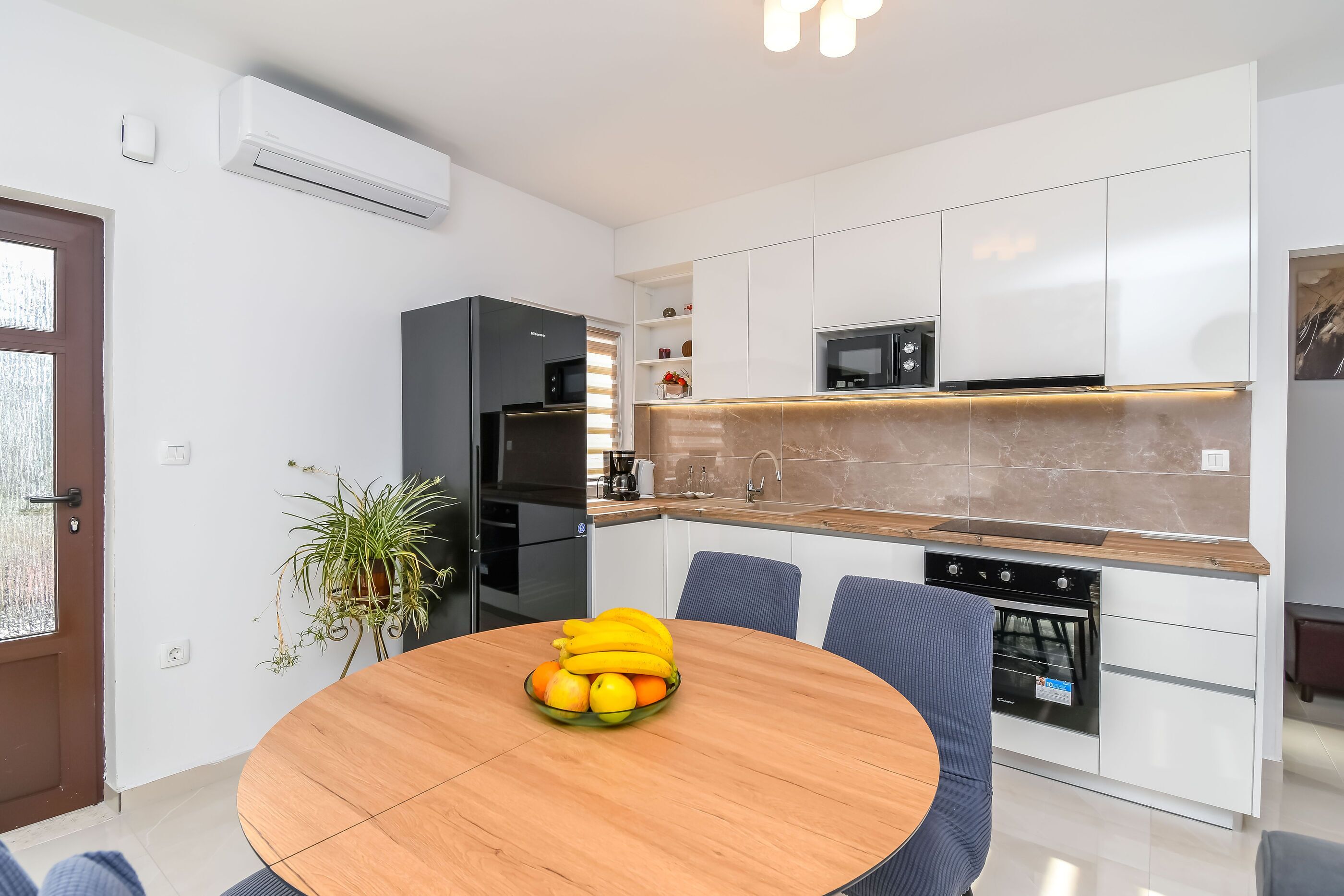 Appartement (A2) | Privékeuken | Een koelkast, een magnetron, een oven, een kookplaat