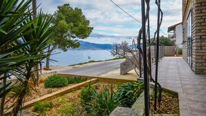 A residential area with a view of a body of water and mountains in the background. - Apartment Nela (Trogir)