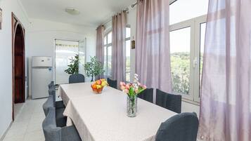 Apartment (A2) | Dining