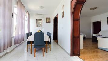 Apartment (A2) | Dining