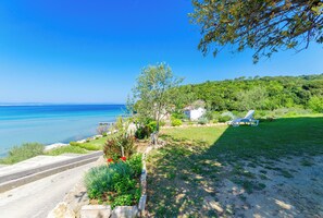 Courtyard - Apartments Katica (Rab)
