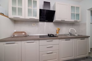 Appartamento (A2) | Cucina privata | Frigorifero, piano cottura, lavastoviglie, macchina per caffè espresso