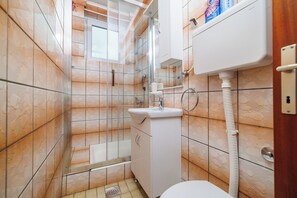 Apartment (A1) | Bathroom | Shower, towels - Apartments Melita (Crikvenica)