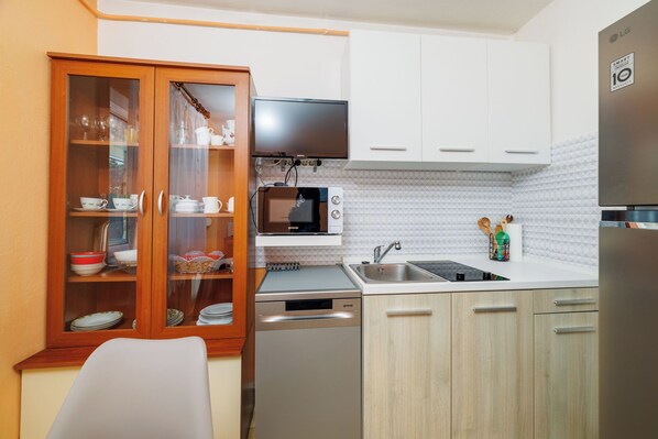 Apartment (A1) | Private kitchen | Fridge, oven, stovetop, dishwasher - Apartments Melita (Crikvenica)