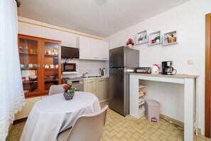 Refrigerador, placa de cocina, lavavajillas, cafetera expreso