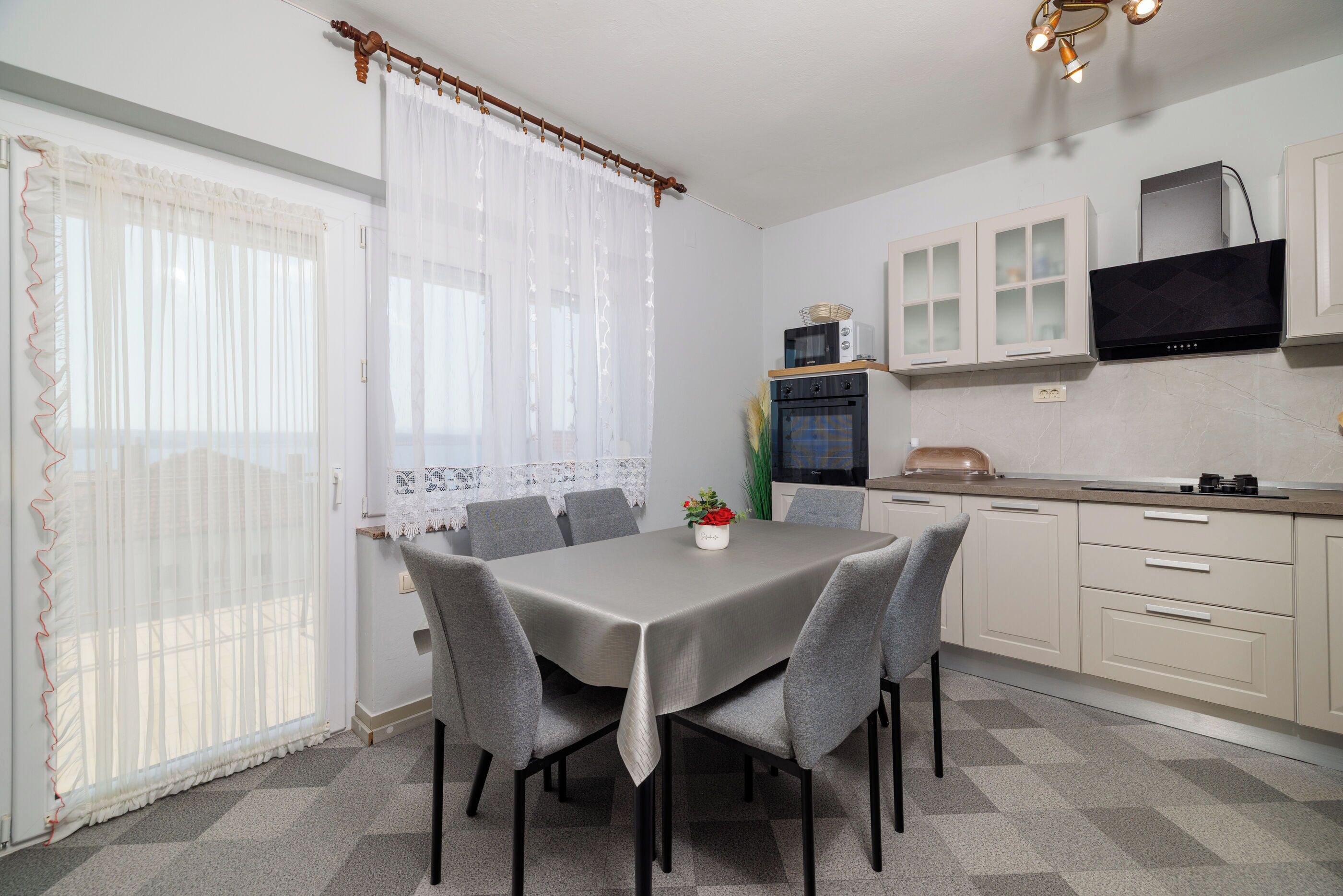 Apartemen (A2) | Dapur pribadi | Lemari es, kompor, mesin pencuci piring, dan mesin espresso