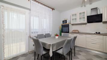 Apartemen (A2) | Dapur pribadi | Lemari es, kompor, mesin pencuci piring, dan mesin espresso