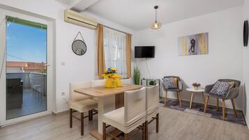 Apartment (A3) | Dining