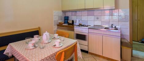 Appartement (A1) | Cuisine privée | Réfrigérateur, four à micro-ondes, un four, surface de cuisson