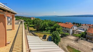 A residential area with a view of the sea, a staircase, and parked cars. - Apartments Matilda (Crikvenica)