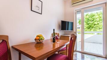 Apartment (A2) | Dining