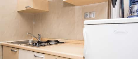 Appartement (A1) | Cuisine privée | Réfrigérateur, surface de cuisson, cafétiÚre à espresso
